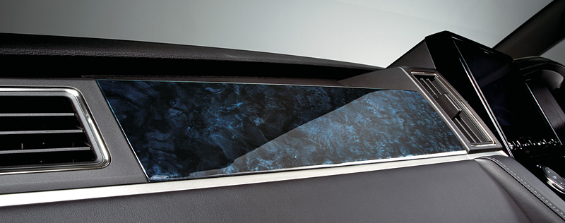 インパネは、プラスチックだったこれまでのものから、デリカD：5の標準車は「サバ杢」（上段）、アーバンギアは「バール杢」（下段）を用いた上質感のあるものに変更された