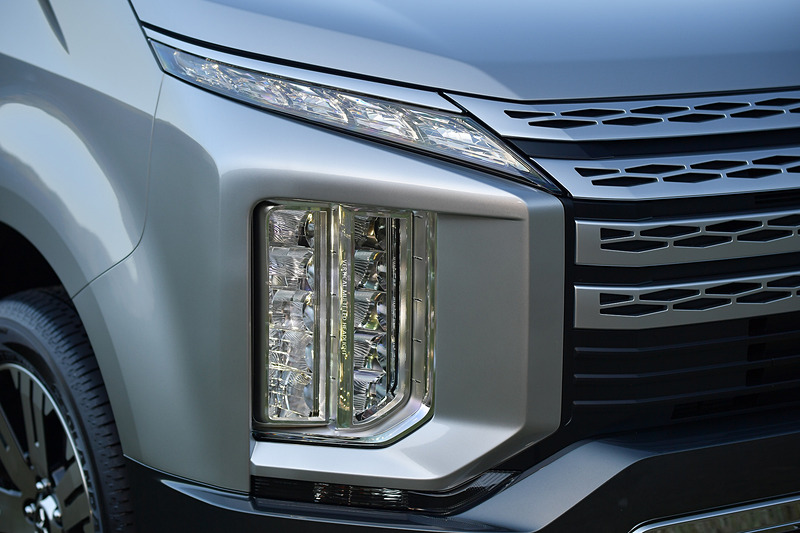 一見するとデイライナーやアクセサリーライナーのように見える、特徴的な縦型のヘッドライト