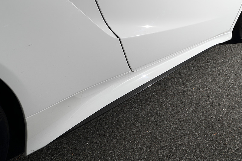 2019年モデルのエクステリアではフロントグリルをボディカラーと同色に変更し、より低く、前に出る姿勢を表現。また、冷却部分のメッシュパーツや、「カーボンファイバーエクステリアスポーツパッケージ」に含まれるカーボンパーツをグロス仕上げに変更することで質感を高めた