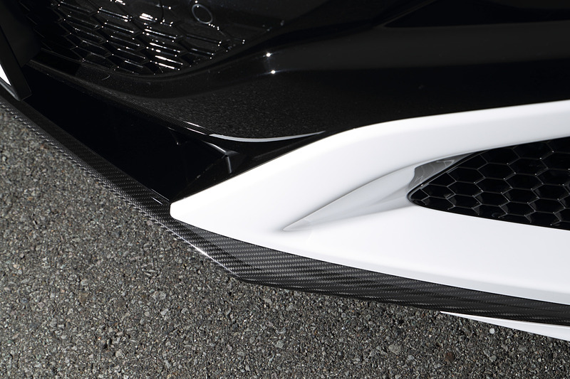 2019年モデルのエクステリアではフロントグリルをボディカラーと同色に変更し、より低く、前に出る姿勢を表現。また、冷却部分のメッシュパーツや、「カーボンファイバーエクステリアスポーツパッケージ」に含まれるカーボンパーツをグロス仕上げに変更することで質感を高めた