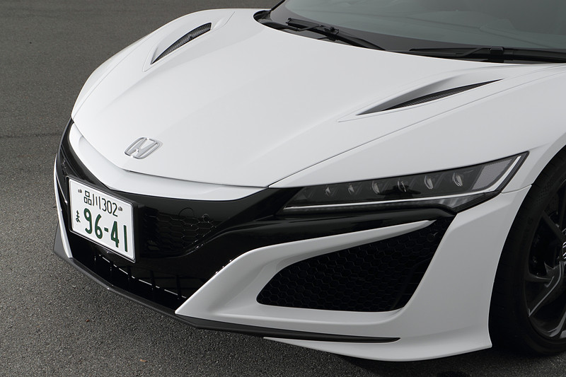 2019年モデルのエクステリアではフロントグリルをボディカラーと同色に変更し、より低く、前に出る姿勢を表現。また、冷却部分のメッシュパーツや、「カーボンファイバーエクステリアスポーツパッケージ」に含まれるカーボンパーツをグロス仕上げに変更することで質感を高めた