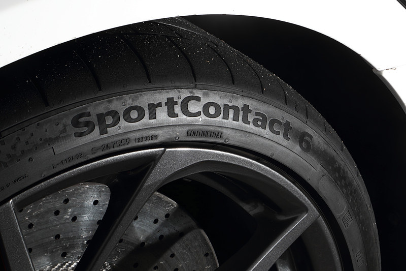 足下ではフロント19インチ、リア20インチのアルミホイールに新開発の専用タイヤ「ContiSportContact 6」を装備。アウト側のブロック剛性を高めたパターン、最大横力を高めるためのコンパウンド、専用チューニングを行なったコンストラクション（構造）を採用したという