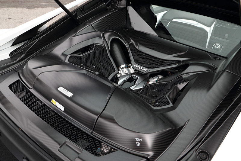 V型6気筒直噴3.5リッターツインターボ「JNC」型エンジンは最高出力373kW（507PS）/6500-7500rpm、最大トルク550Nm（56.1kgfm）/2000-6000rpmを発生。これに3基のモーターを組み合わせ、システム全体で最高出力427kW（581PS）、最大トルク646Nm（65.9kgfm）を発生する