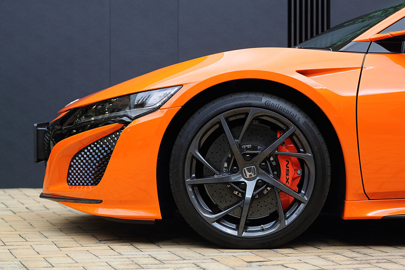 足下ではフロント19インチ、リア20インチのアルミホイールに新開発の専用タイヤ「ContiSportContact 6」を装備。アウト側のブロック剛性を高めたパターン、最大横力を高めるためのコンパウンド、専用チューニングを行なったコンストラクション（構造）を採用したという