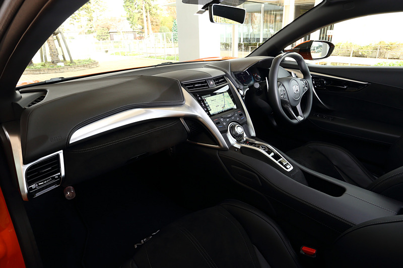 2019年モデルでは、インテリアのカラーバリエーションに「インディゴ」（セミアニリンレザー×アルカンターラ、左）、「レッド」（セミアニリンフルレザー、右）を新たに追加