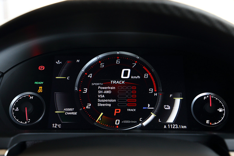 NSXでは「QUIETモード」「SPORTモード」「SPORT＋モード」「TRACKモード」という4種類の走行モードを設定する