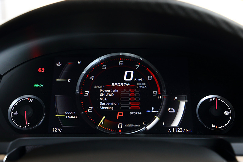 NSXでは「QUIETモード」「SPORTモード」「SPORT＋モード」「TRACKモード」という4種類の走行モードを設定する