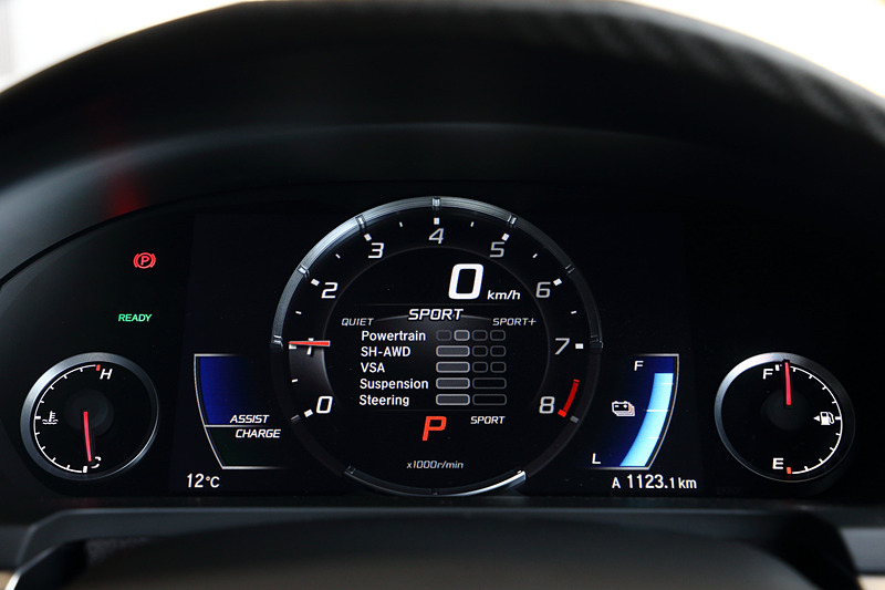 NSXでは「QUIETモード」「SPORTモード」「SPORT＋モード」「TRACKモード」という4種類の走行モードを設定する