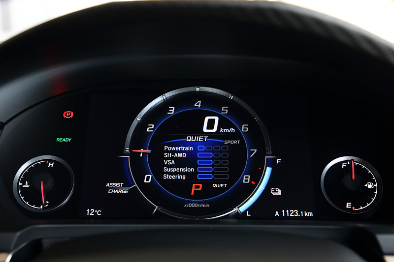 NSXでは「QUIETモード」「SPORTモード」「SPORT＋モード」「TRACKモード」という4種類の走行モードを設定する