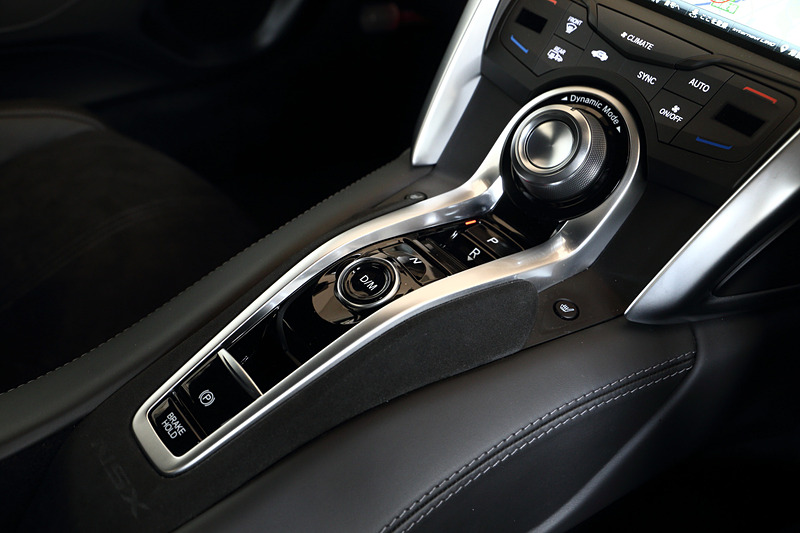 2019年モデルでは、インテリアのカラーバリエーションに「インディゴ」（セミアニリンレザー×アルカンターラ、左）、「レッド」（セミアニリンフルレザー、右）を新たに追加