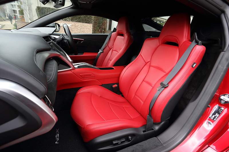 2019年モデルでは、インテリアのカラーバリエーションに「インディゴ」（セミアニリンレザー×アルカンターラ、左）、「レッド」（セミアニリンフルレザー、右）を新たに追加