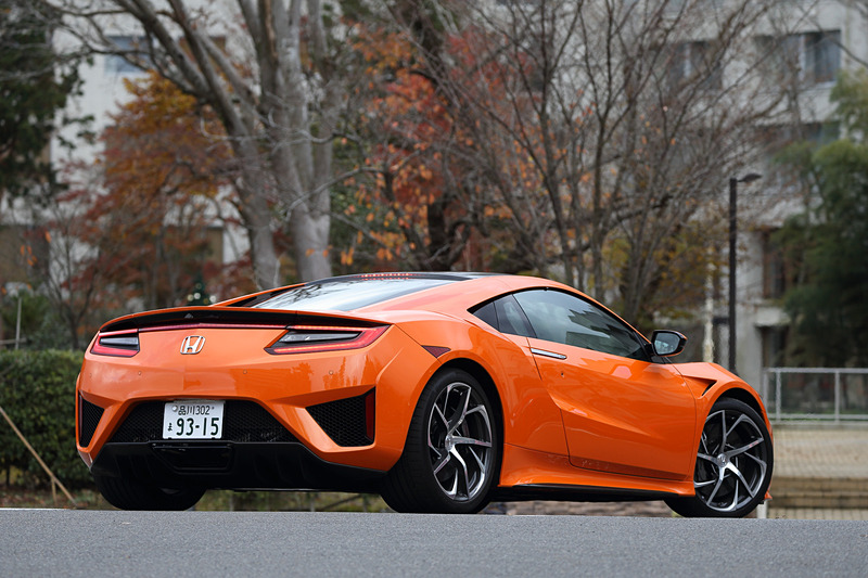 新色の「サーマルオレンジ・パール」を採用した2019年モデルのNSX。ボディサイズは4490×1940×1215mm（全長×全幅×全高）、ホイールベースは2630mm。車両重量は1800kg（カーボンセラミックブレーキローター装着車は1780kg）