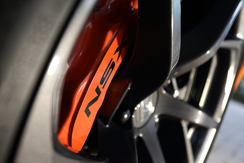 足下ではフロント19インチ、リア20インチのアルミホイールに新開発の専用タイヤ「ContiSportContact 6」を装備。アウト側のブロック剛性を高めたパターン、最大横力を高めるためのコンパウンド、専用チューニングを行なったコンストラクション（構造）を採用したという