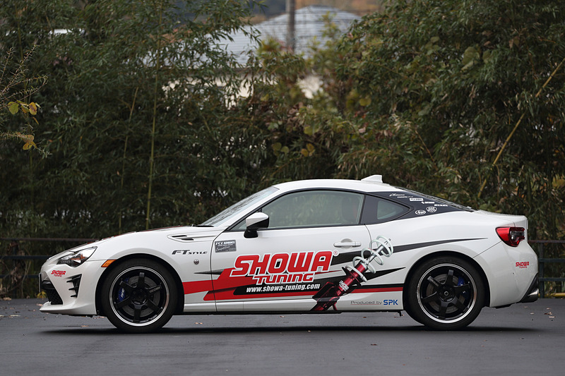 「COMFORT Evolution -柔-」を装着した86。前後ともに約15mmのローダウンを実現する