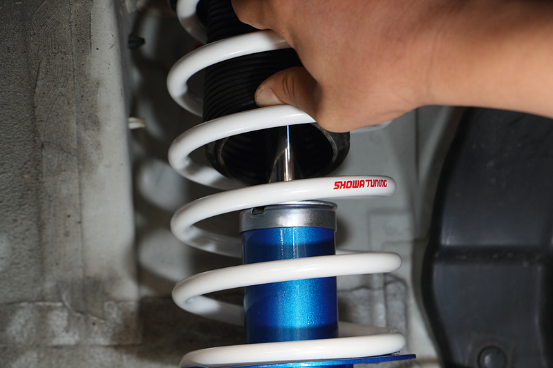 スプリングは中央発條の横力制御バネ「SASC」を使ってフリクションを低減。ダンパーは正立式だ