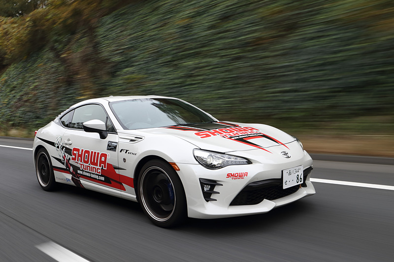 高速道路を走ればサスペンションがスムーズに動き、路面に追従しつつもマイルドな乗り味を実現