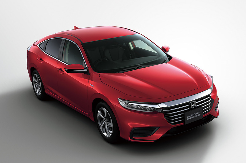 新型ハイブリッドセダン「INSIGHT（インサイト）」（プレミアムクリスタルレッド・メタリック）