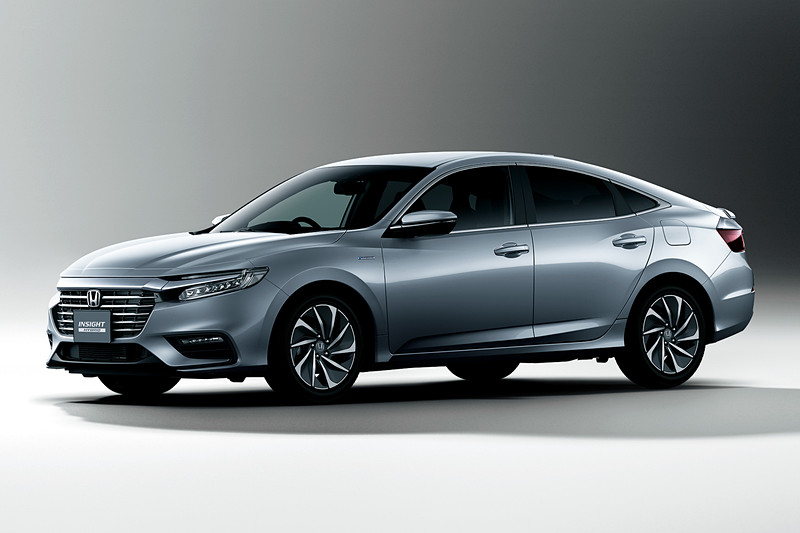 ボディサイズは4675×1820×1410mm（全長×全幅×全高）、ホイールベースは2700mmで乗車定員は5人