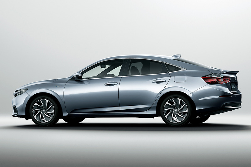 ボディサイズは4675×1820×1410mm（全長×全幅×全高）、ホイールベースは2700mmで乗車定員は5人