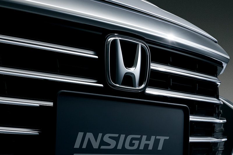 ピアノブラックの格子状ベースにクロームメッキのグリルバーを装着