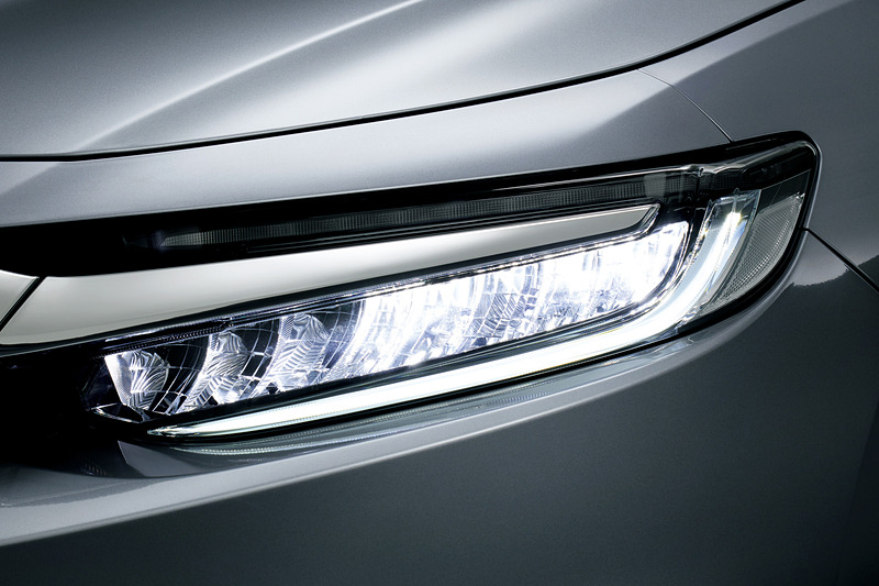 インラインタイプのLEDヘッドライトを全車標準装備