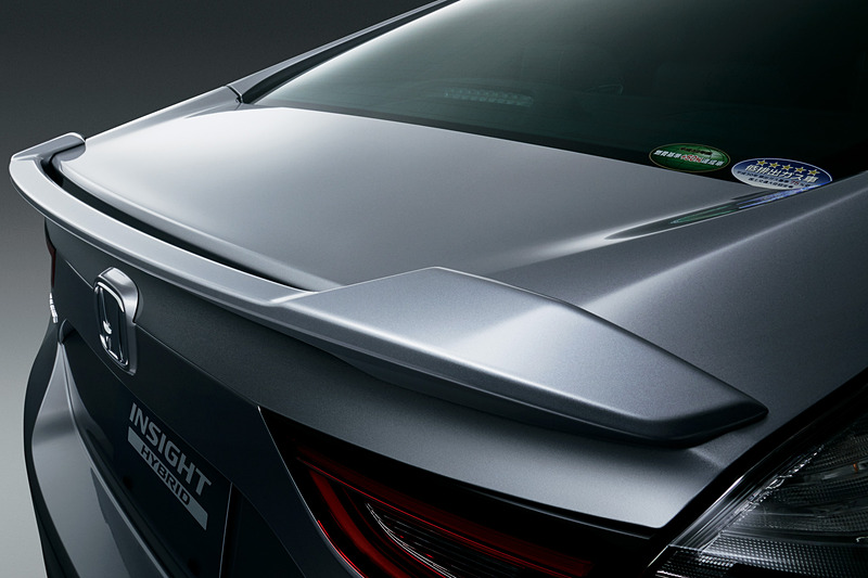 日本仕様のEXとEX・BLACK STYLE専用装備になるトランクスポイラー。中央部分をフローティングタイプとして、リアエンドを後方まで伸ばして空力性能を高める