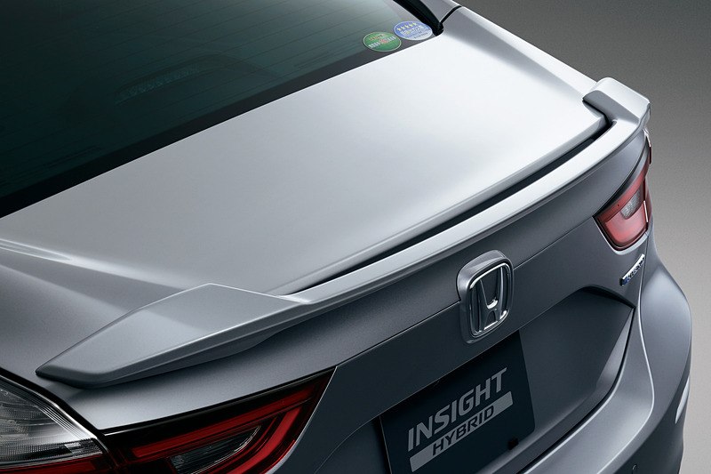 日本仕様のEXとEX・BLACK STYLE専用装備になるトランクスポイラー。中央部分をフローティングタイプとして、リアエンドを後方まで伸ばして空力性能を高める