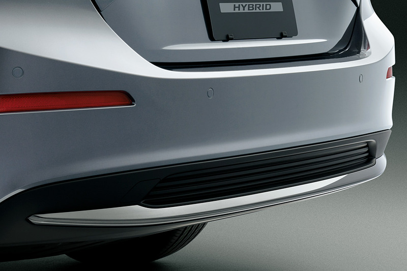 リアバンパーのロアガーニッシュもシルバー加飾を使用