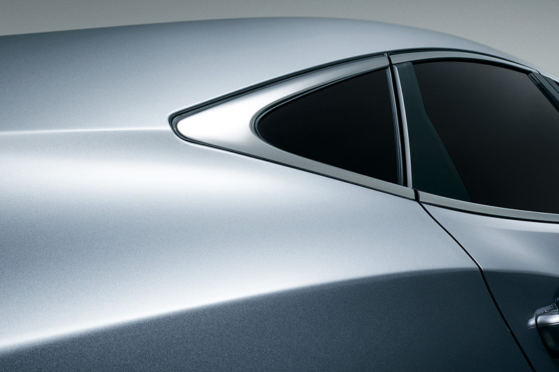 ドアウィンドウの外周部分にシルバー加飾を使い、上質感を追加