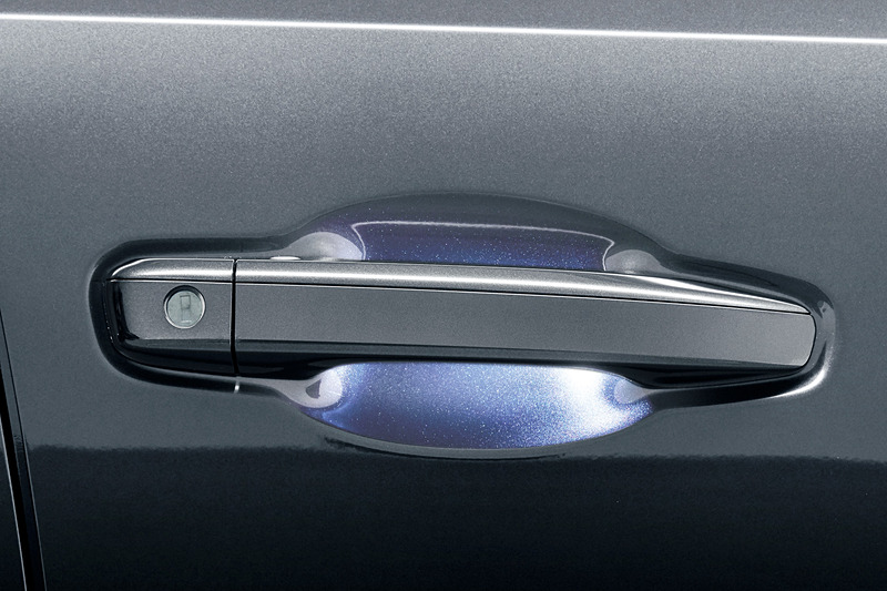 EXとEX・BLACK STYLEで採用する「スマートウェルカムランプ」は、スマートキーを持って近付くだけでドアグリップの内側が発光。夜間の乗車に便利なアイテムとなっている