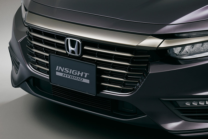 EX・BLACK STYLEは、ブラッククロームメッキの専用フロントグリル、専用リアバンパーロアーガーニッシュを採用