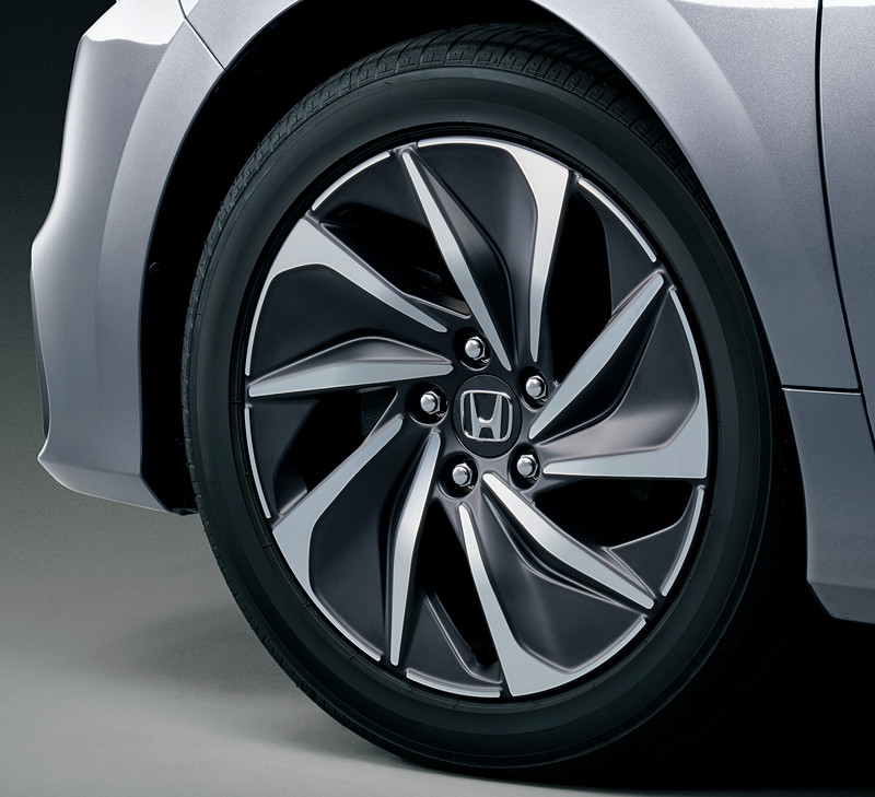 EXではマットグレー塗装の17インチアルミホイールを装備する