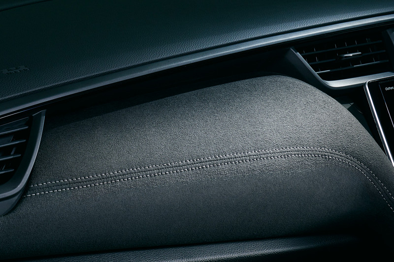 助手席前方に設定する大型のソフトパッドには、精度管理を徹底したダブルステッチを施して“本質的な美しさ”を表現