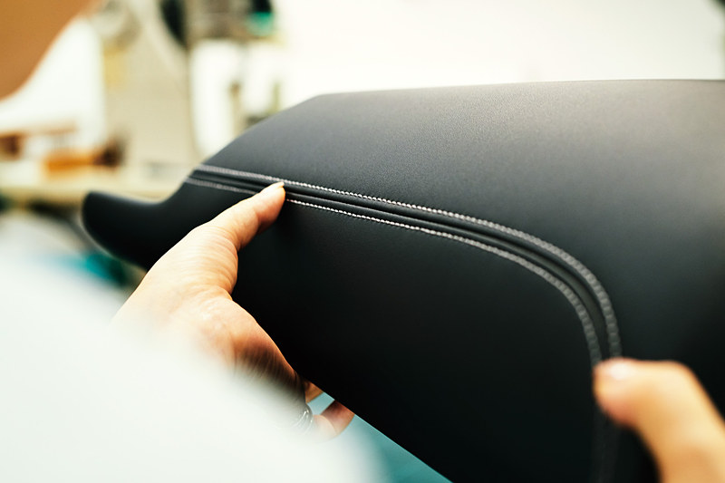 助手席前方に設定する大型のソフトパッドには、精度管理を徹底したダブルステッチを施して“本質的な美しさ”を表現