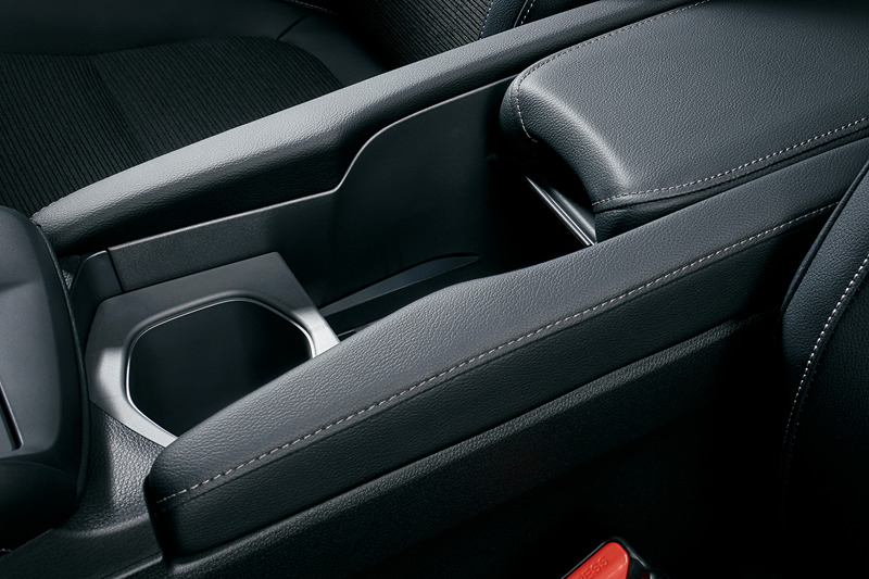 フロントセンターアームレストにはスライドオープンの収納スペースを設定