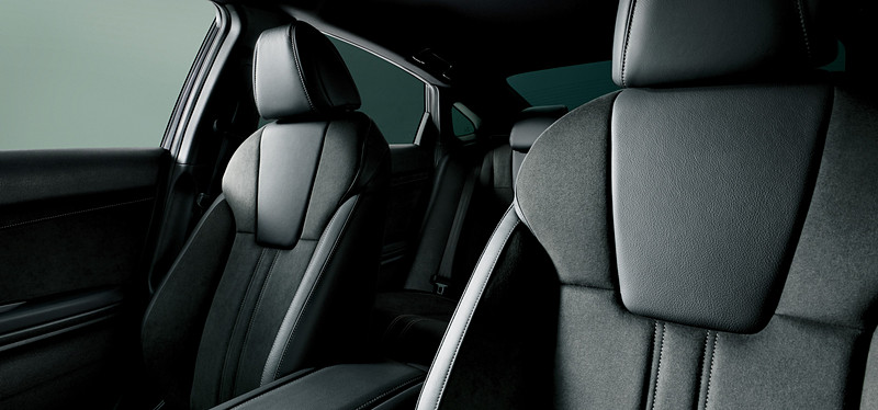 EX・BLACK STYLEの本革×ウルトラスエードコンビシート