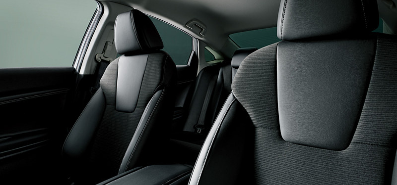 EXはプライムスムース×ファブリックのコンビシート（左）を標準装備するほか、オプションで本革シート（右。16万2000円高）も選択可能