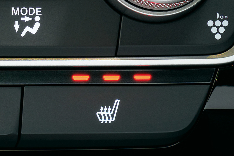 運転席と助手席に温度を3段階で選択できる「速暖シートヒーター」を設定