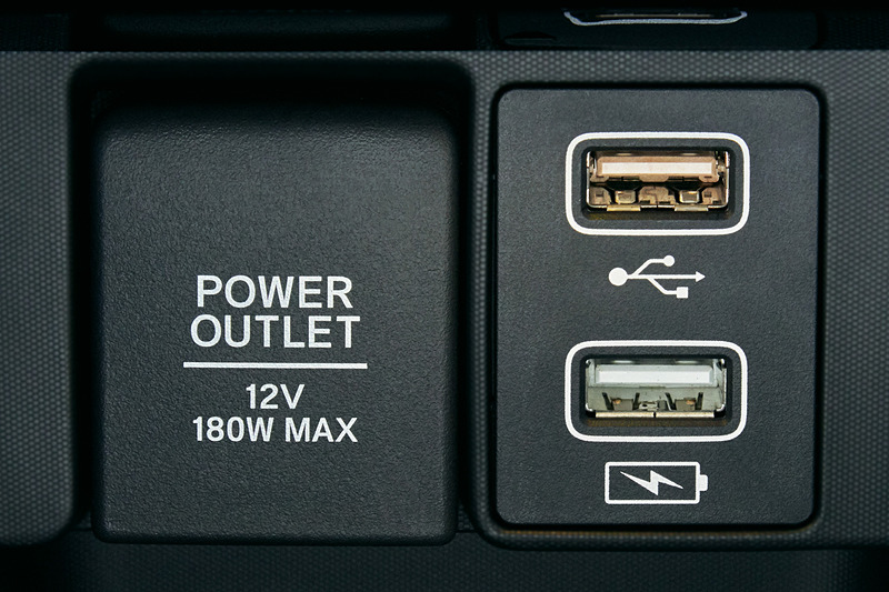 高精細8.0型ワイドディスプレイを採用する「ホンダ インターナビ＋リンクアップフリー＋ETC車載器（ナビゲーション連動）」を全車標準装備。さらに4スピーカー＋4トゥイーターの8スピーカーシステム、USBジャックなどを装備する