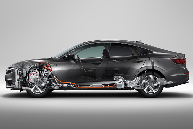パワートレーンの搭載イメージ。「アコード ハイブリッド」などではトランクスペース近くに設定していたIPUを小型化してリアシート座面下に移設したことで、重量物を重心近くの低い位置にレイアウトする走行面でのメリットも得ている