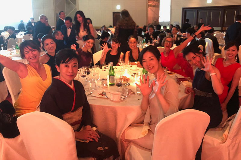 イタリア商工会議所のガラパーティには、女性ジャーナリスト軍団でゴージャスに（!?）出席して参りました。真っ赤なドレスでひときわ楽しそうに手をあげていらっしゃるのが、FCAのマーケティング本部長のティツィアナさん。とてもパワフルでクレバーで楽しいことが大好きで、女性としても本当に尊敬できる方なんです。これからも、クルマ業界の女性たちを盛り上げてほしいと願っています