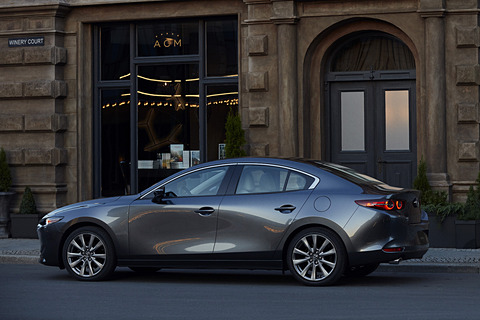 ★2019年5月 新型★マツダ MAZDA3 マツダ3 BP系 2WD用 カーマット フロアマット1台分 高級厚地 日本製 2019年5月～ マツダ MAZDA3 ファストバック 2019年モデル 15Sの価格・性能・装備