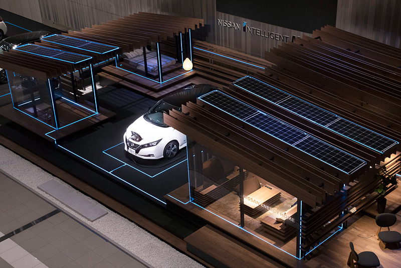 住宅の屋根に設置したソーラーパネルで発電した電気が住宅内の家電製品やリーフに供給されるイメージを、ブルーのイルミネーションで表現