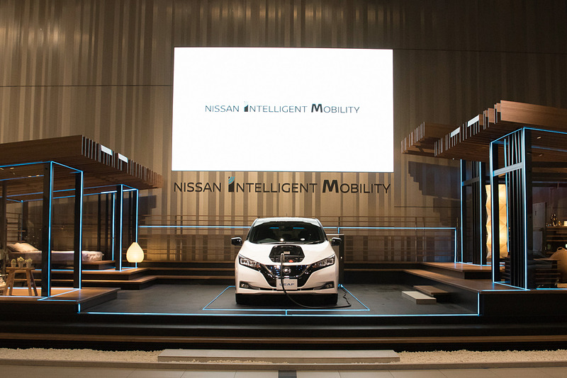 住宅の屋根に設置したソーラーパネルで発電した電気が住宅内の家電製品やリーフに供給されるイメージを、ブルーのイルミネーションで表現