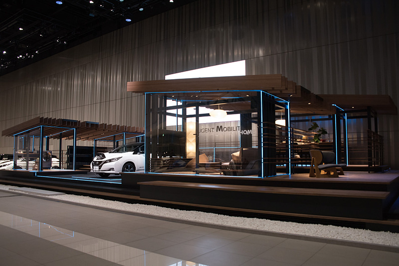 住宅の屋根に設置したソーラーパネルで発電した電気が住宅内の家電製品やリーフに供給されるイメージを、ブルーのイルミネーションで表現