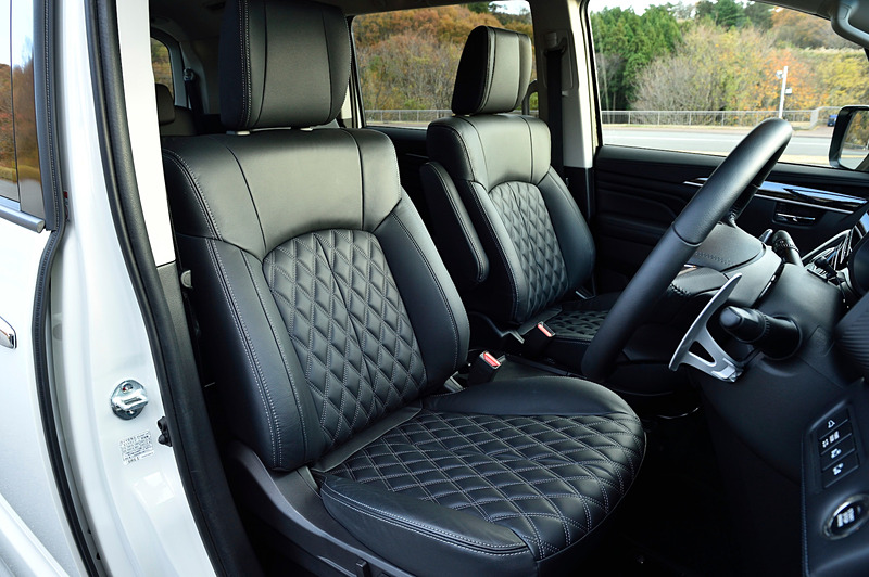 ダイヤキルティングが施されたオプション設定の本革シートは高級感のある仕上がり。また、フロントウィンドシールドに遮音ガラスを採用するとともに、フロアカーペットに遮音材を追加するなど静粛性の強化も実施されている