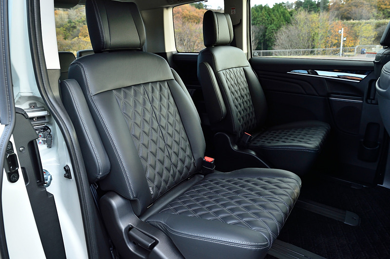 ダイヤキルティングが施されたオプション設定の本革シートは高級感のある仕上がり。また、フロントウィンドシールドに遮音ガラスを採用するとともに、フロアカーペットに遮音材を追加するなど静粛性の強化も実施されている
