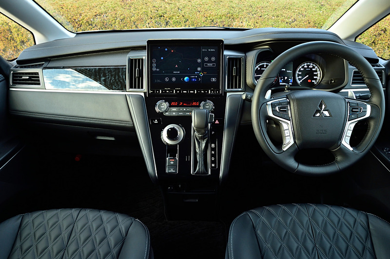 インテリアでは水平基調の「Horizontal Axis（ホリゾンタルアクシス）」コンセプトに基づくインストルメントパネルを採用。写真のアーバンギアではインストルメントパネルにバール杢を再現して艶の高い青みのある黒木目をアクセントに配した