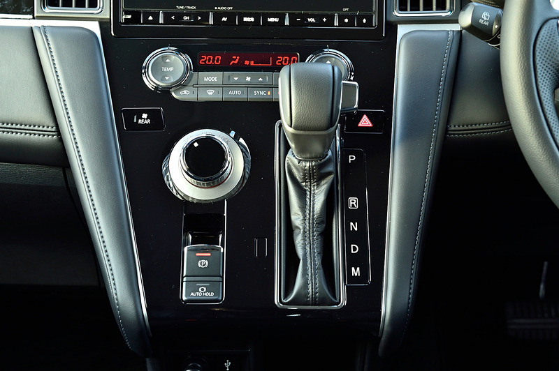 インテリアでは水平基調の「Horizontal Axis（ホリゾンタルアクシス）」コンセプトに基づくインストルメントパネルを採用。写真のアーバンギアではインストルメントパネルにバール杢を再現して艶の高い青みのある黒木目をアクセントに配した