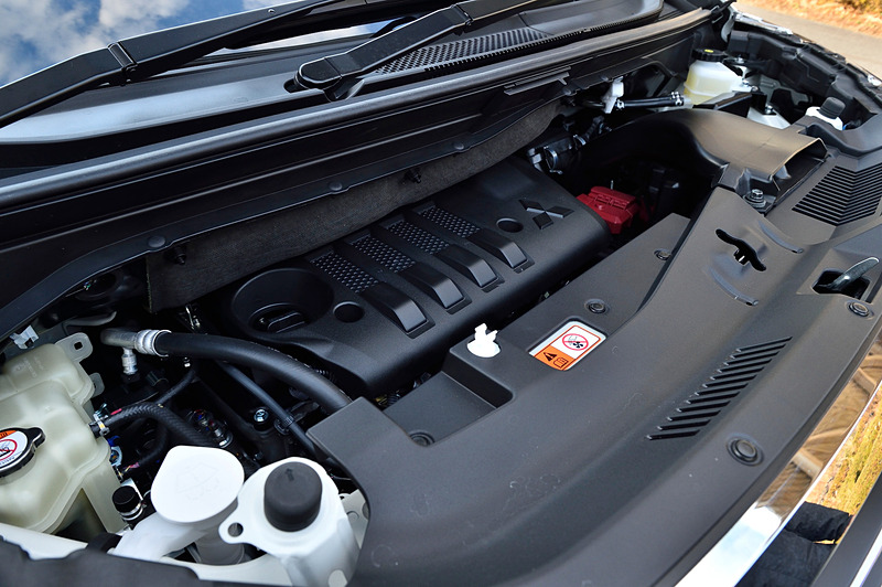 新型デリカD：5が搭載する直列4気筒DOHC 2.2リッター直噴ディーゼルターボ「4N14」型エンジンでは、三菱自動車として初めてAdBlueを用いてディーゼルエンジンの排出ガスを浄化する「尿素SCRシステム」を採用。最高出力は107kW（145PS）/3500rpm、最大トルクは380Nm（38.7kgfm）/2000rpmを発生